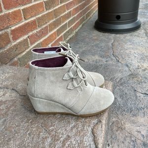 Like New! TOMS Size 5 light taupe gray suede wedge booties!